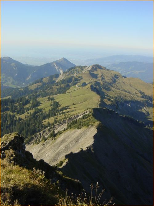 beim blick vom gipfel auf den bindelgrat steigt der adrenalinspiegel